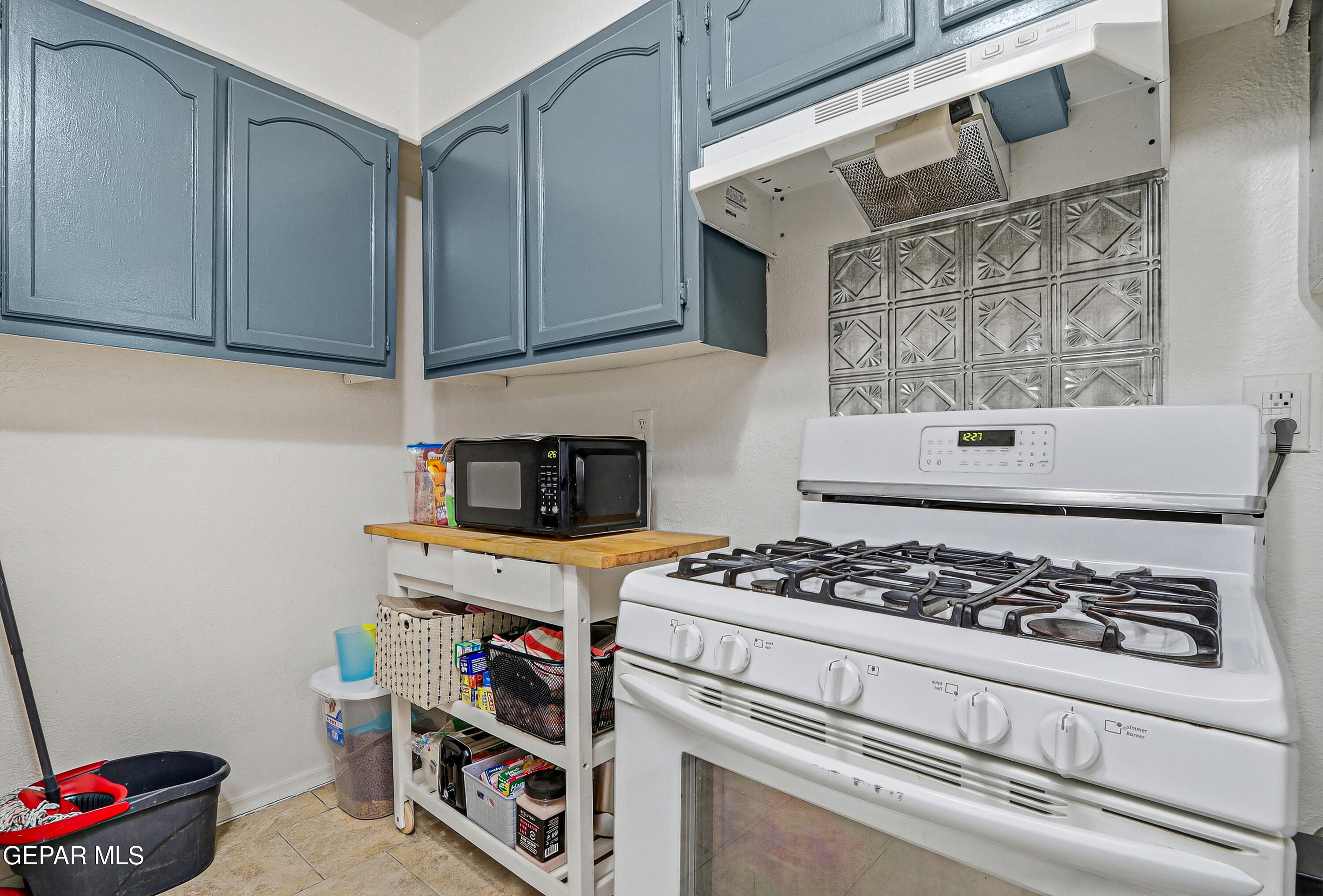 11548 Jenny Road Socorro, TX 79927 - Photo 25 of 39 a kitchen with stainless steel appliances granite countertop a stove and a cabinets