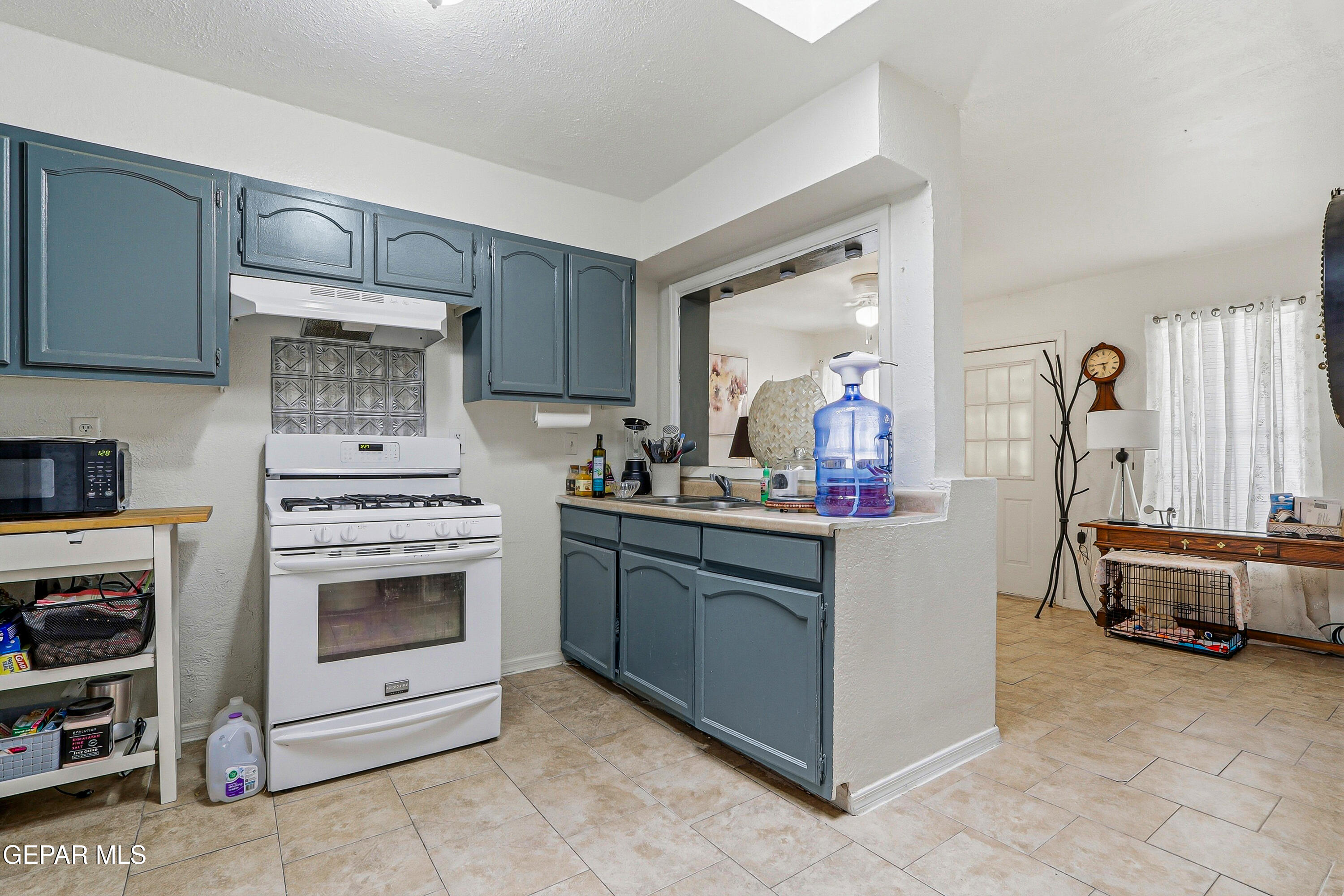 11548 Jenny Road Socorro, TX 79927 - Photo 26 of 39 a kitchen with a stove and a microwave