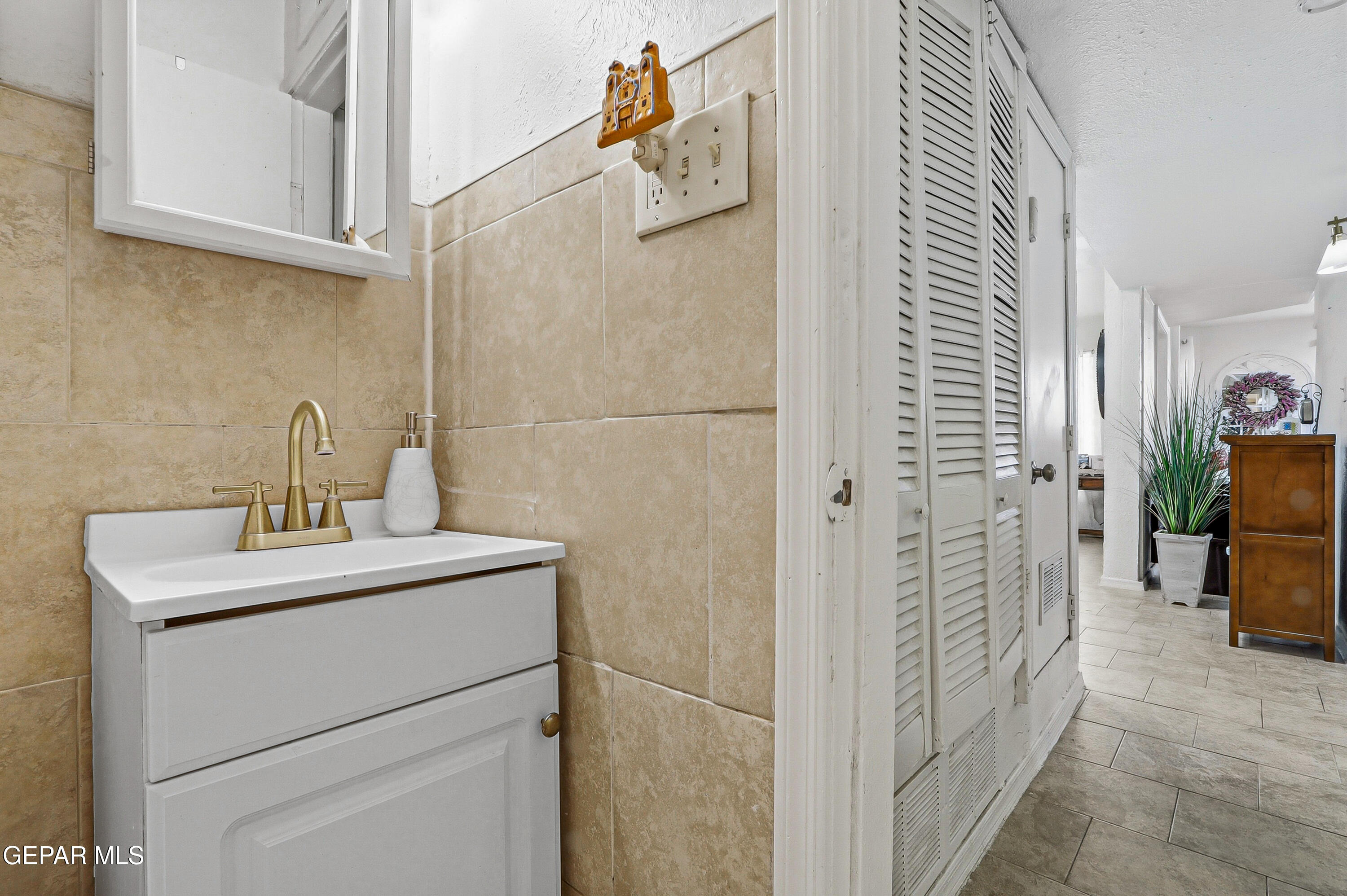 11548 Jenny Road Socorro, TX 79927 - Photo 31 of 39 a bathroom with a sink toilet and shower