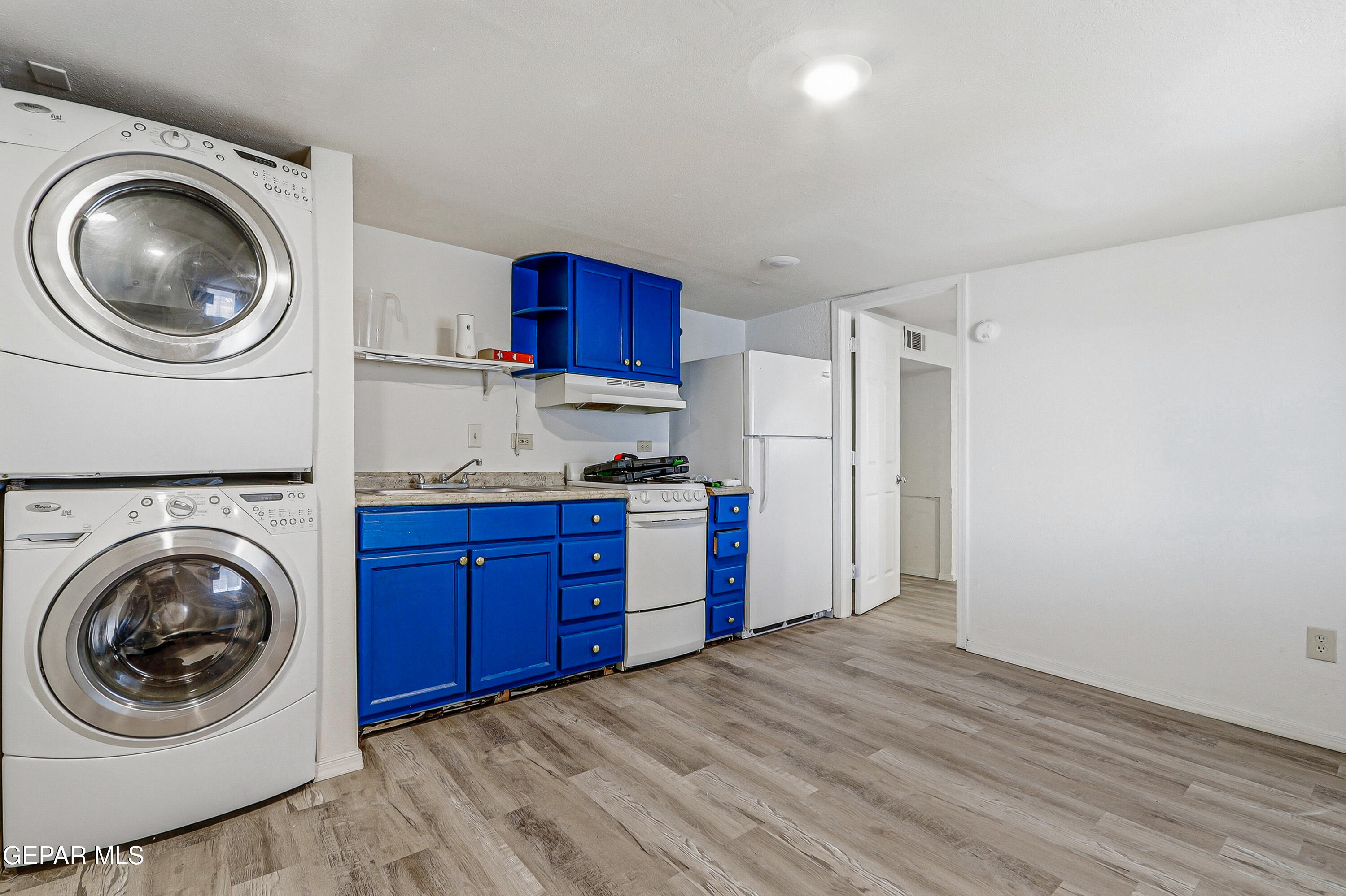 11548 Jenny Road Socorro, TX 79927 - Photo 9 of 39 a view of a kitchen with a washer and dryer