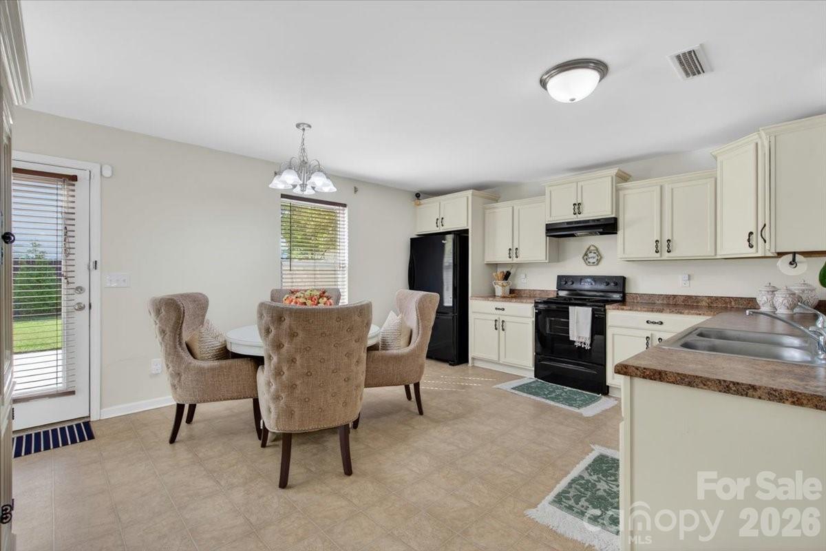 2610 Bramble Ridge Court Charlotte, NC 28215 - Photo 8 of 33 Gallery Image 8