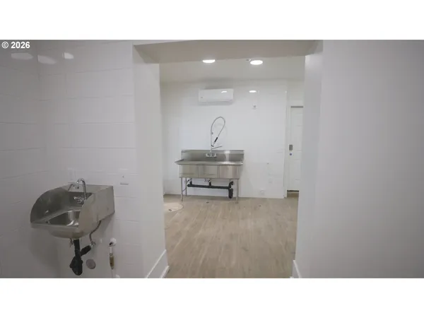 $4,900,000 | 550 North 1st Street, Woodburn, OR 97071