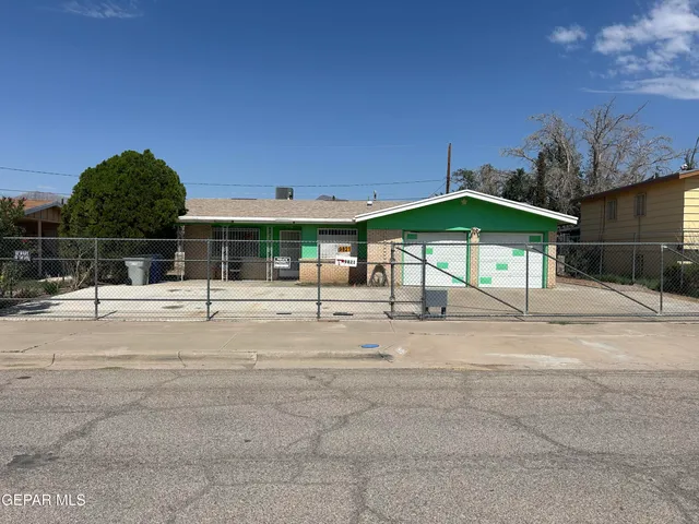 a view of a house with backyard and garage