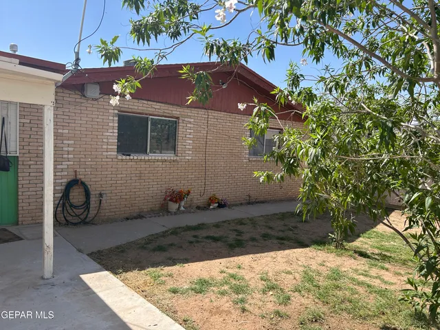 a view of a house with porch