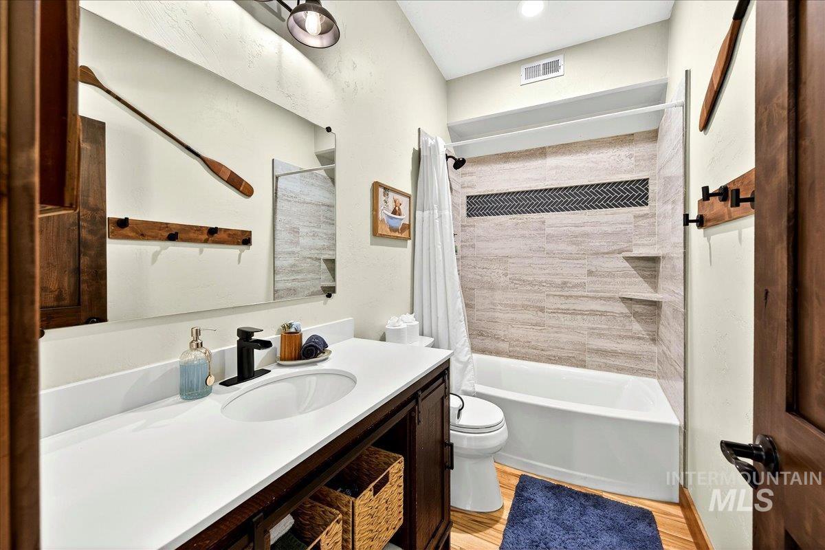 292 Rio Vista Boulevard McCall, ID 83638 - Photo 40 of 50 Quartz counter and tile shower surround