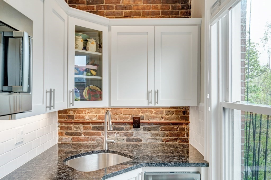 72 Rutland Street, Unit 3 Boston, MA 02118 - Photo 10 of 27 a room with window