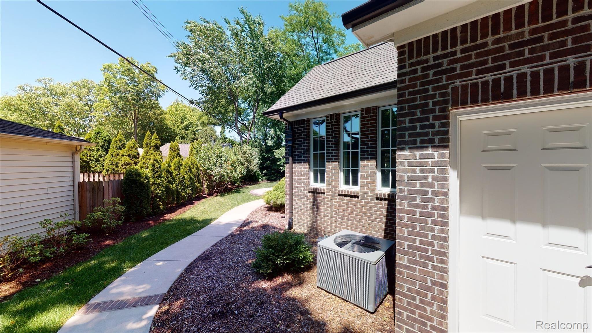 Welcome-To-378-S-Cranbrook-Road-In-Bloomfield-Hills-07-South-side.jpg