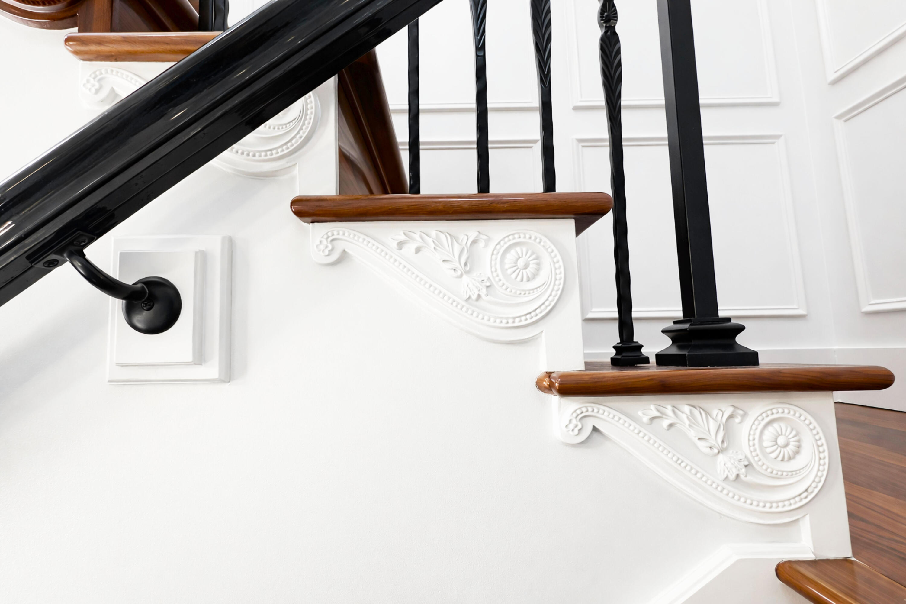 26209 Southwest Jockeys Run Okeechobee, FL 34974 - Photo 39 of 57 Intricate staircase scrollwork and detai