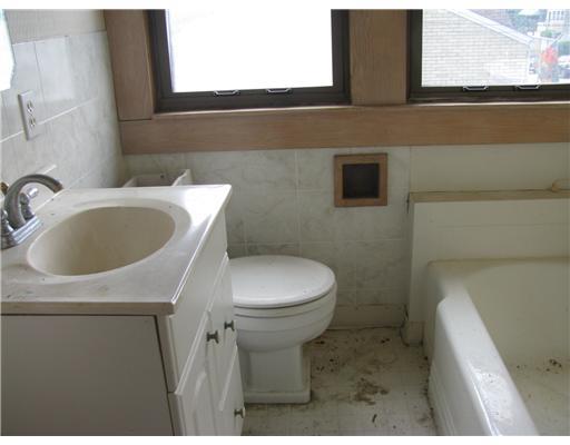 2423 Rydal Street Pittsburgh, PA 15205 - Photo 4 of 9 Full Bath.