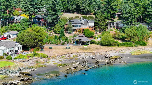 a view of yard with yellow lighting