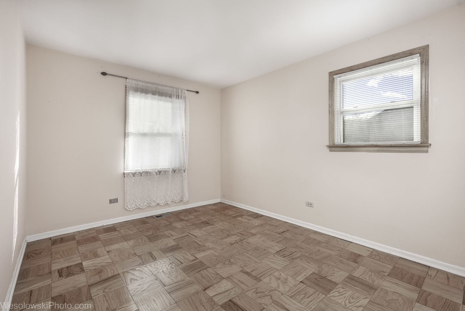 1822 West Catalpa Lane Mount Prospect, IL 60056 - Photo 14 of 24 an empty room with windows