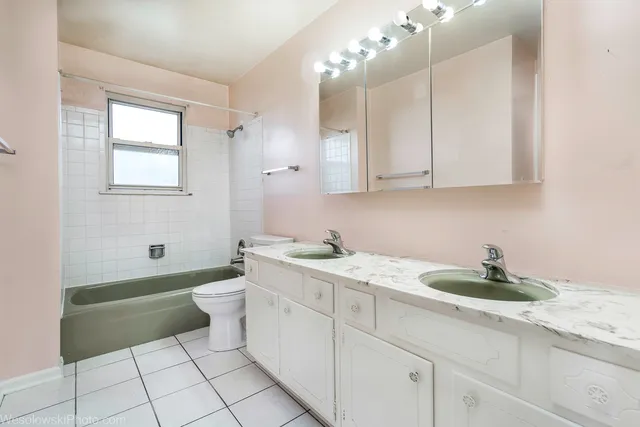 $449,000 | 1822 West Catalpa Lane, Mount Prospect, IL 60056