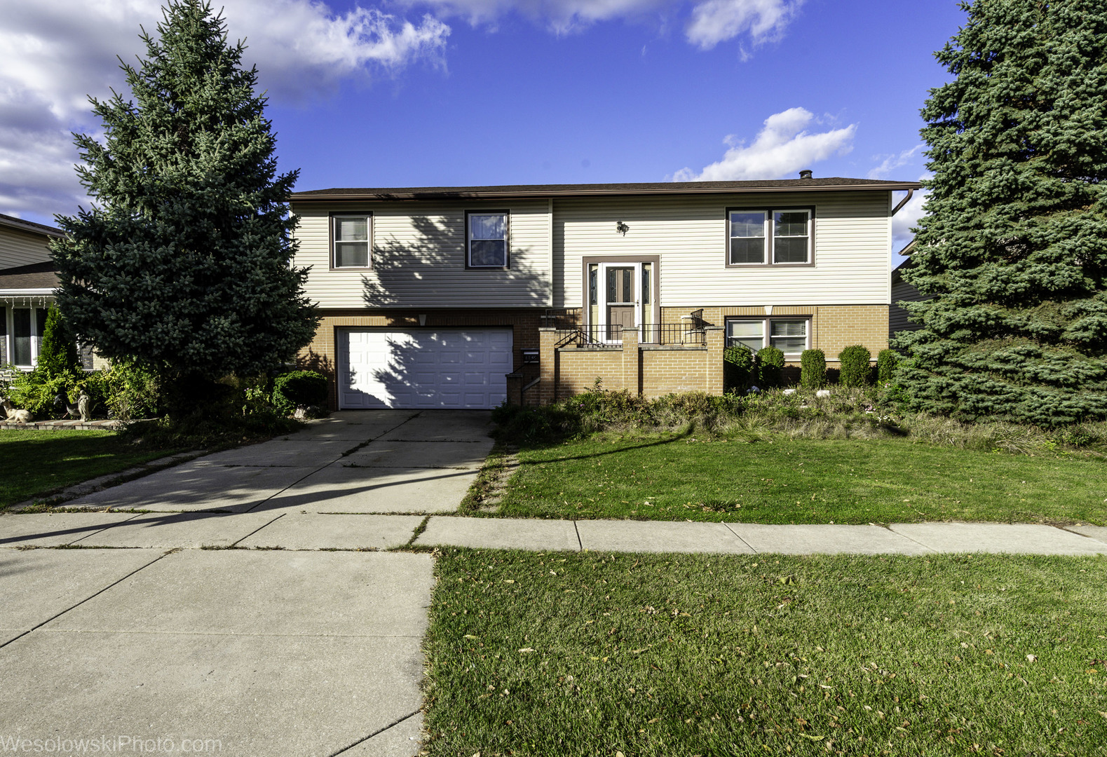 1822 West Catalpa Lane Mount Prospect, IL 60056 - Photo 2 of 24 a view of a house with a yard