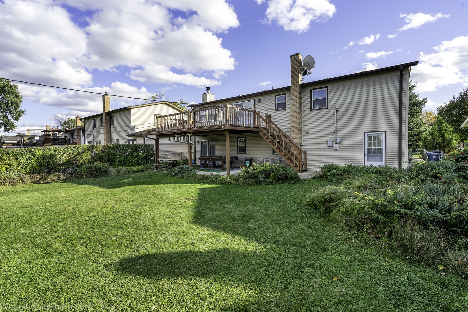 1822 West Catalpa Lane Mount Prospect, IL 60056 - Photo 22 of 24 a front view of a house with garden