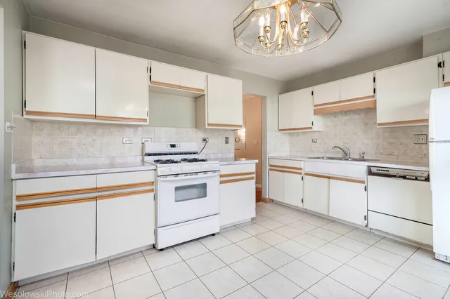 $449,000 | 1822 West Catalpa Lane, Mount Prospect, IL 60056