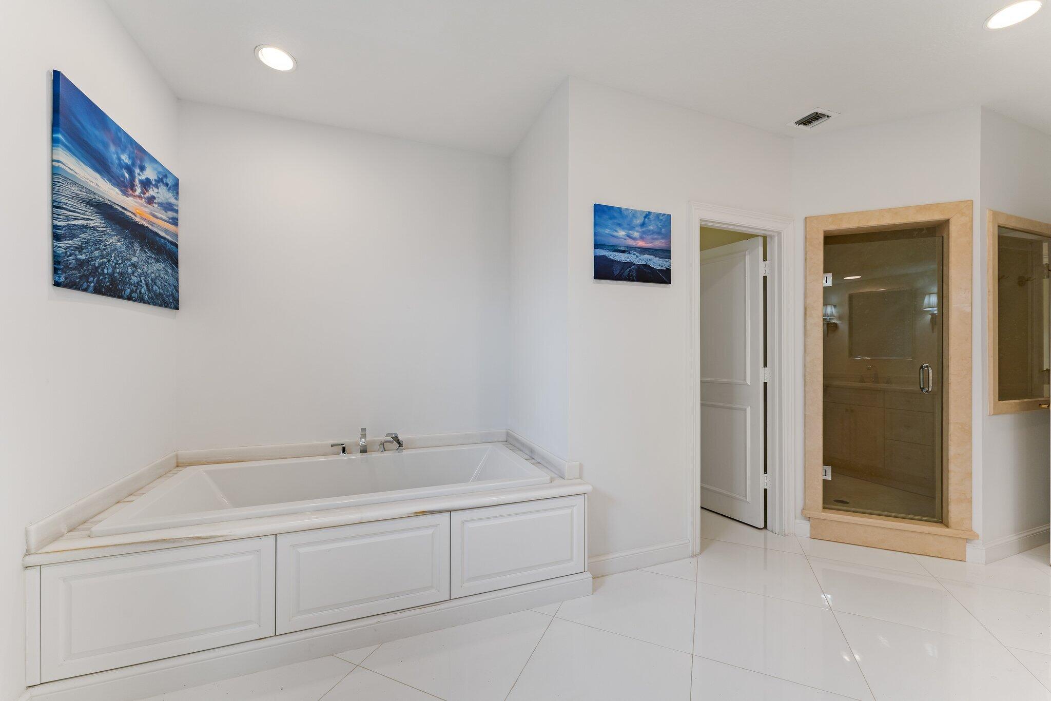 2050 Florida A1A, Unit 3 Jupiter, FL 33477 - Photo 28 of 48 Spa tub