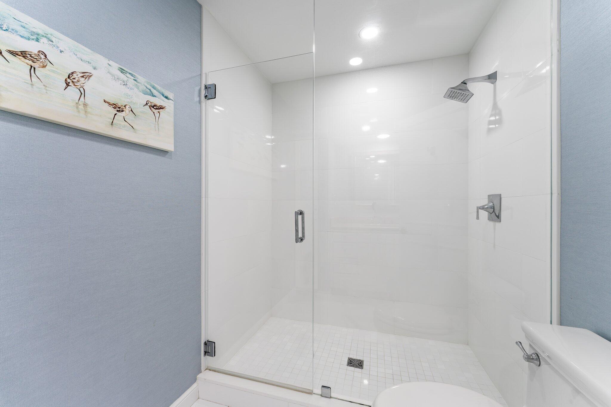 2050 Florida A1A, Unit 3 Jupiter, FL 33477 - Photo 34 of 48 Crisp clean interior