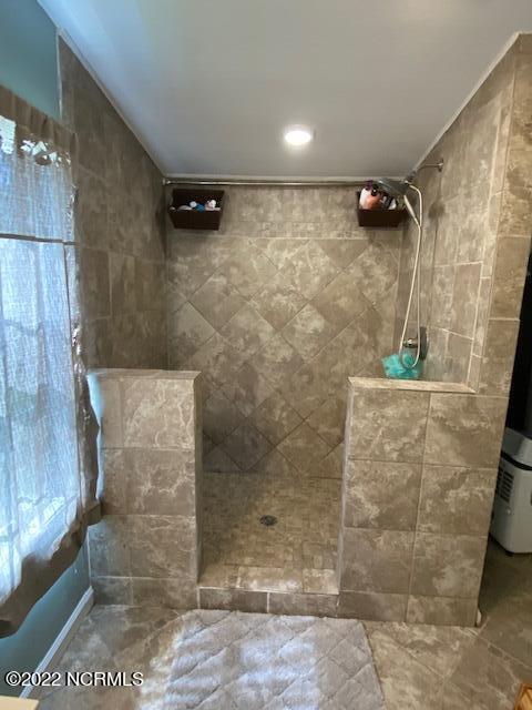 340 Pigott Road Gloucester, NC 28528 - Photo 13 of 20 Tile Shower