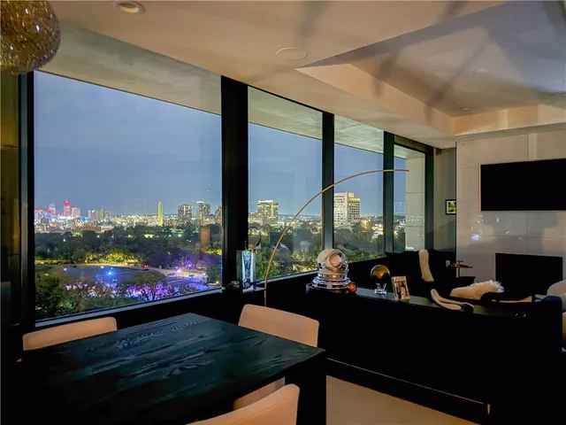 $1,250,000 | 700 West 31st Street, Unit 702, Kansas City, MO 64108