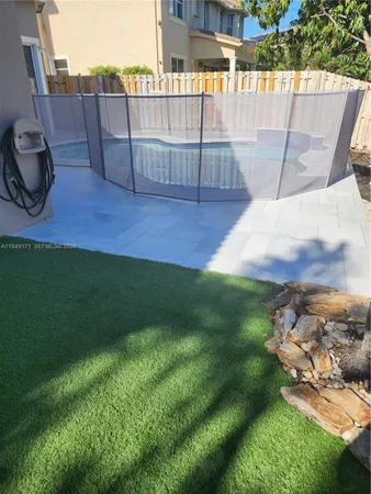 a view of a backyard
