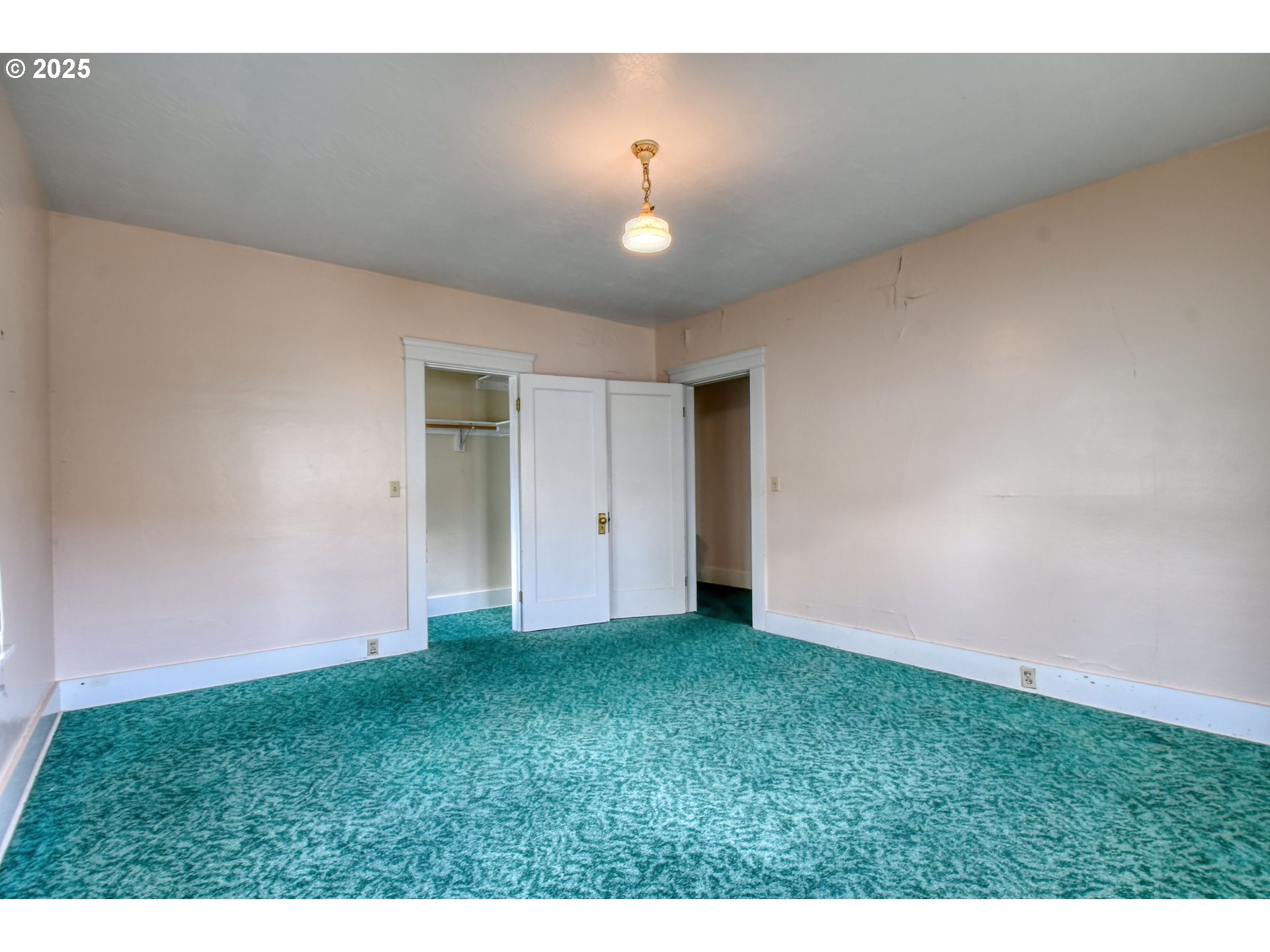 815 Northwest Bailey Avenue Pendleton, OR 97801 - Photo 18 of 44 a view of an empty room with window and a ceiling fan