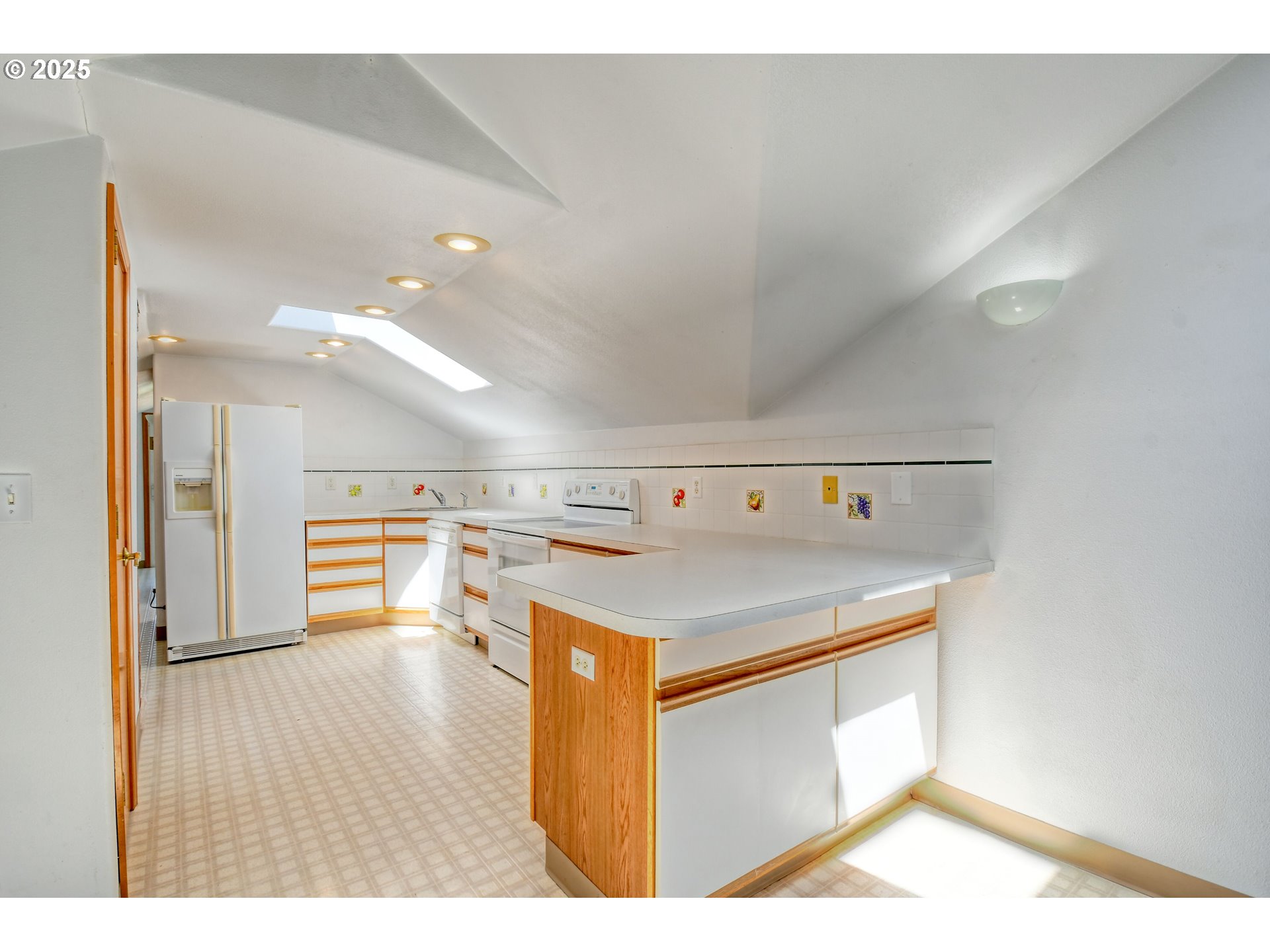 815 Northwest Bailey Avenue Pendleton, OR 97801 - Photo 25 of 44 a kitchen with a stove and a refrigerator