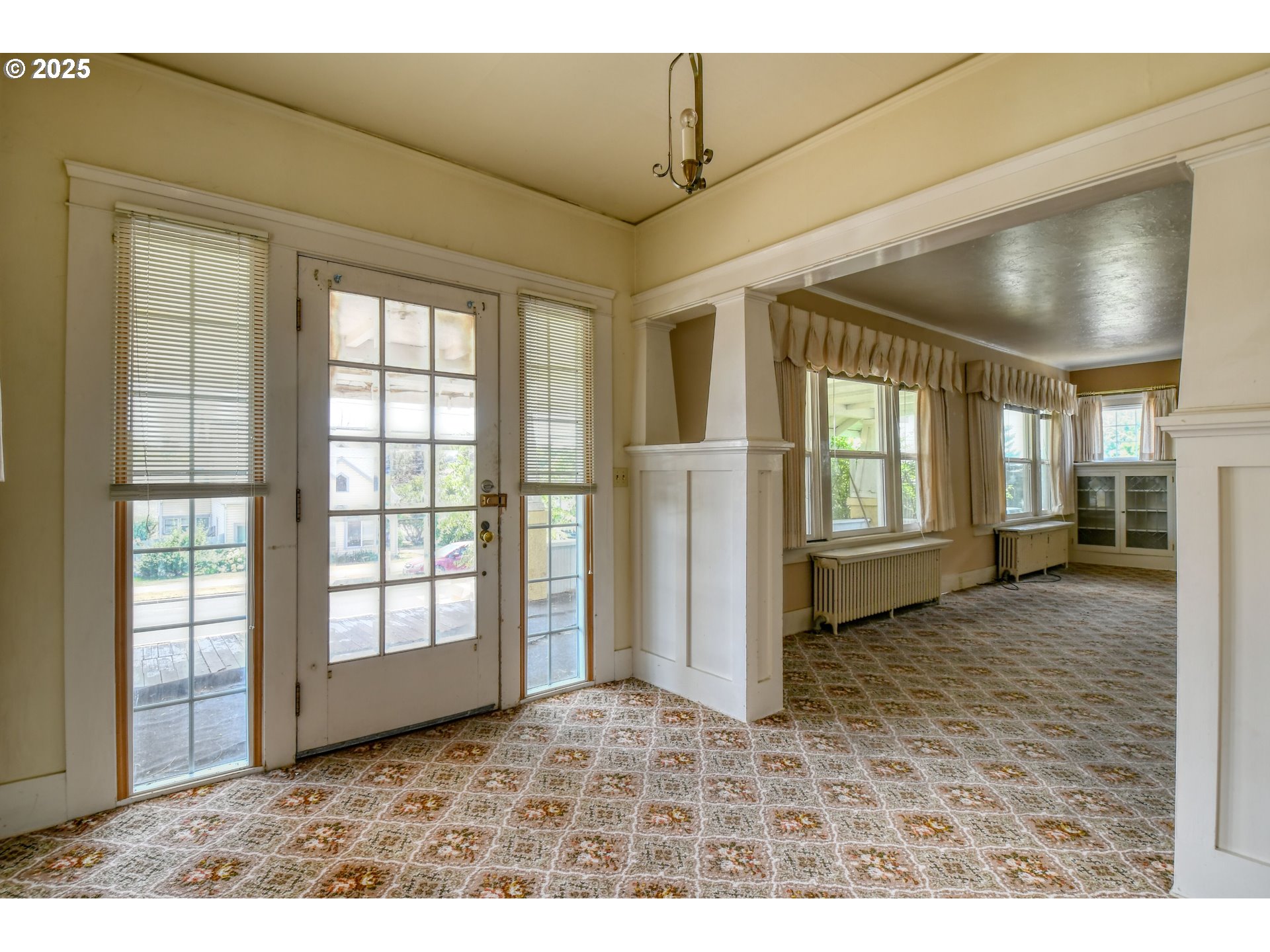 815 Northwest Bailey Avenue Pendleton, OR 97801 - Photo 3 of 44 a view of an entryway of a house