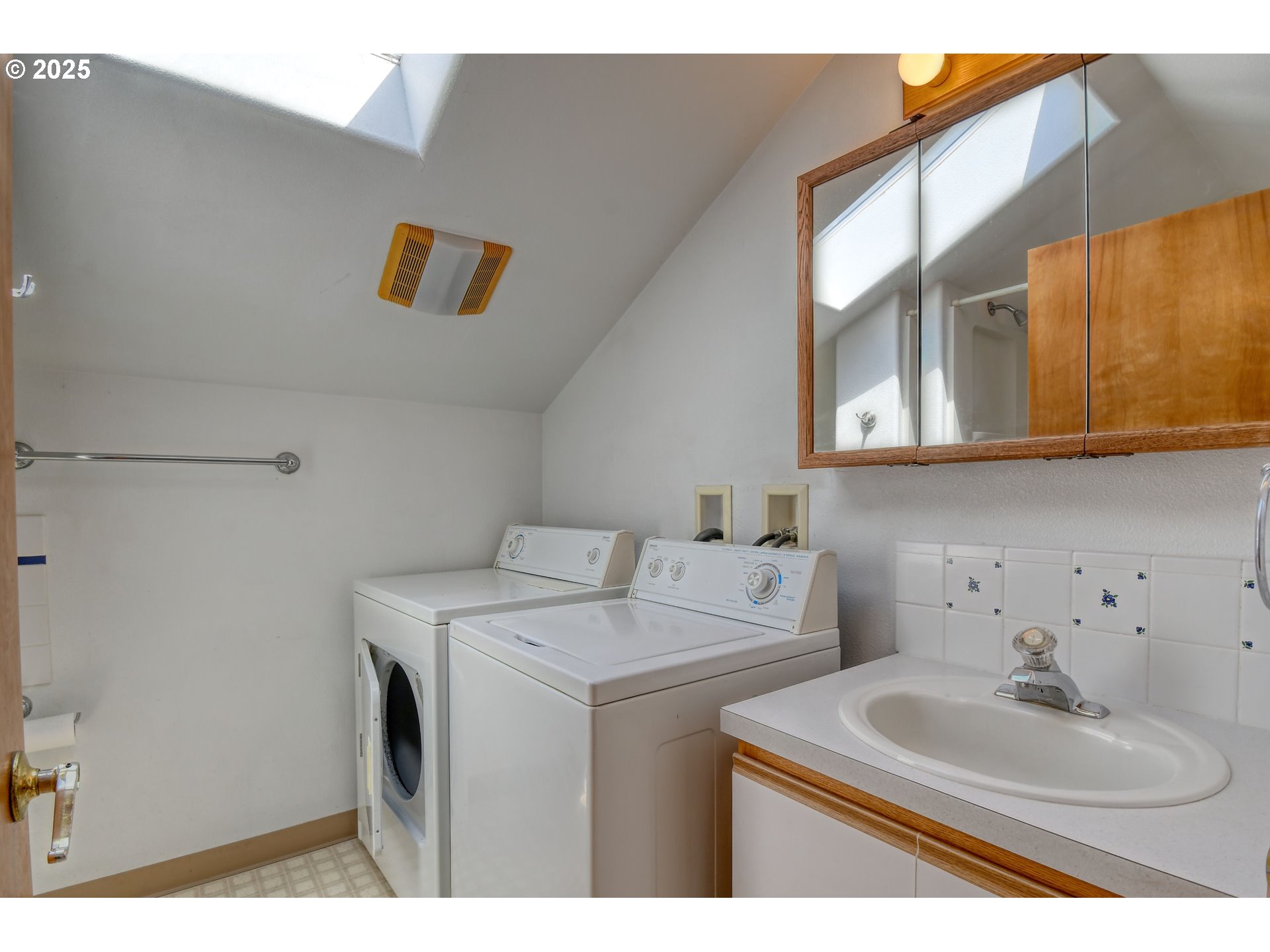 815 Northwest Bailey Avenue Pendleton, OR 97801 - Photo 31 of 44 a utility room with dryer and washer