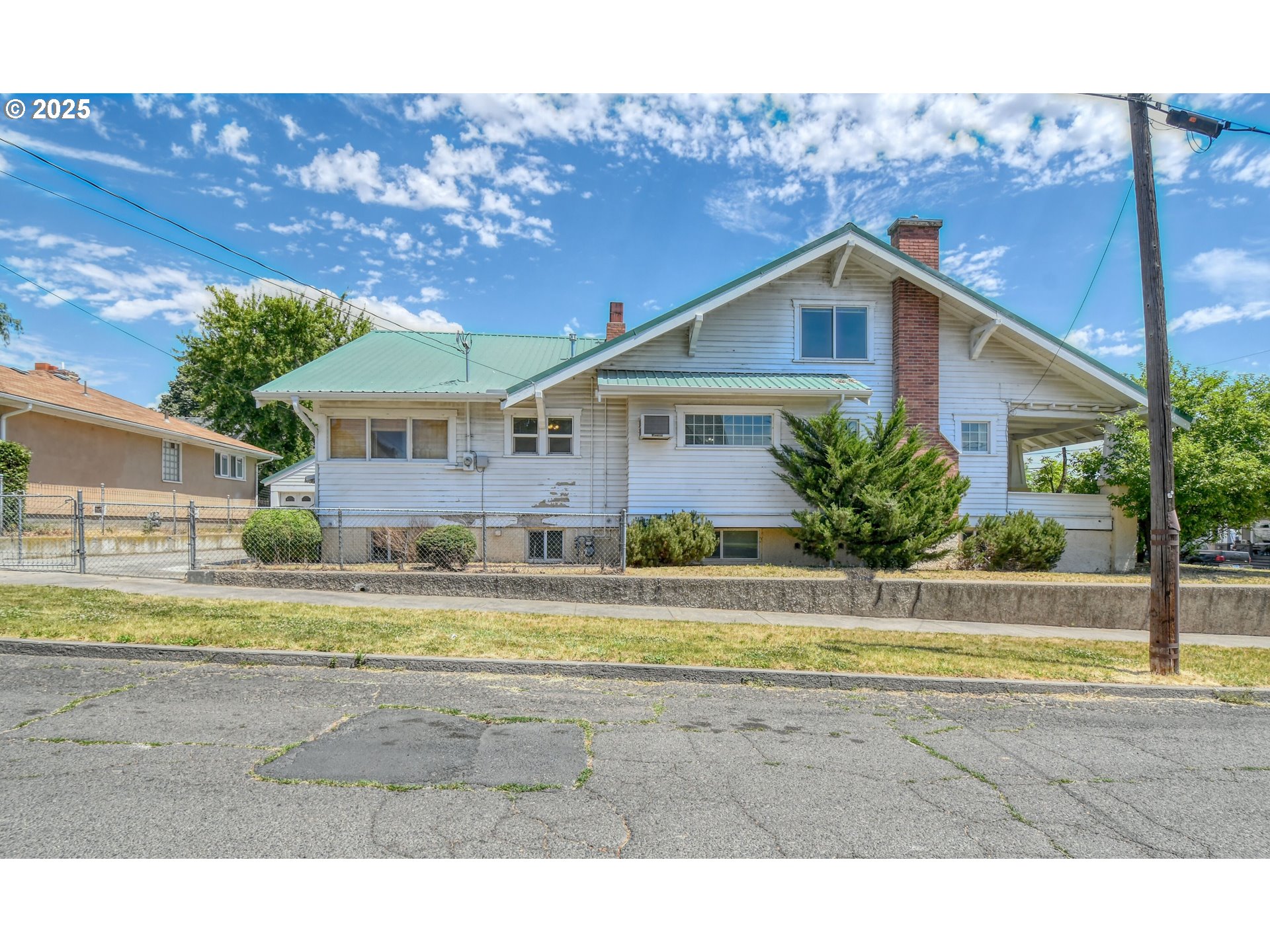 815 Northwest Bailey Avenue Pendleton, OR 97801 - Photo 41 of 44 a view of a house with a big yard and palm trees