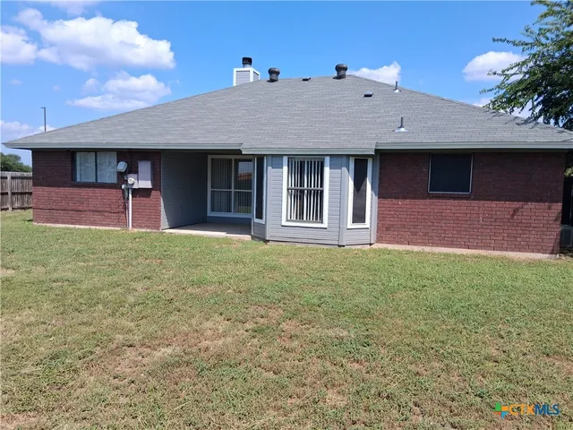 a view of front a house with a yard