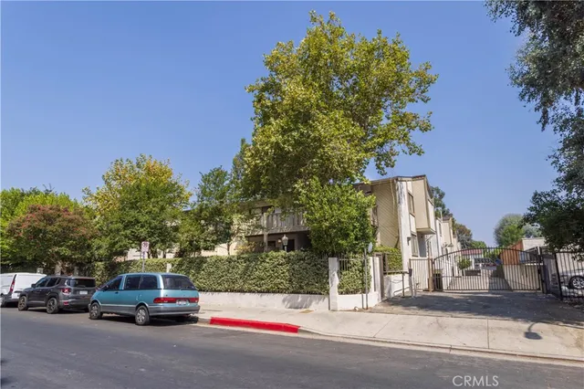 $425,000 | 18433 Hatteras Street, Unit 508, Tarzana, CA 91356