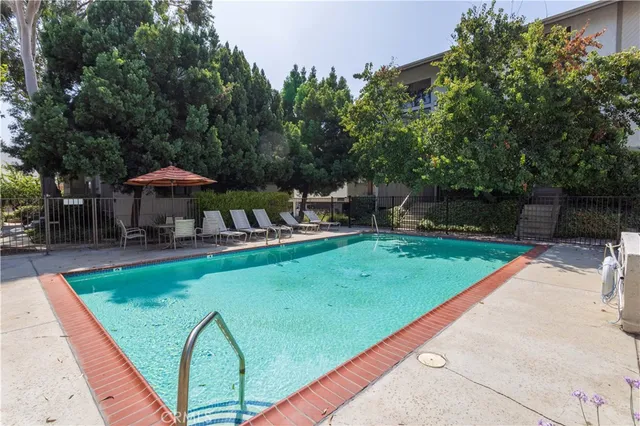 $425,000 | 18433 Hatteras Street, Unit 508, Tarzana, CA 91356