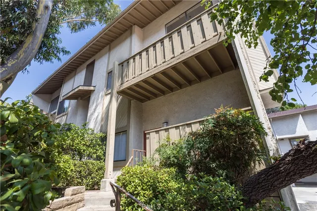 $425,000 | 18433 Hatteras Street, Unit 508, Tarzana, CA 91356