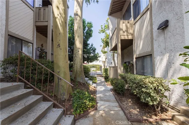 $425,000 | 18433 Hatteras Street, Unit 508, Tarzana, CA 91356