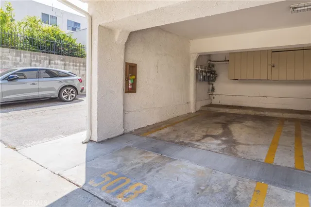 $425,000 | 18433 Hatteras Street, Unit 508, Tarzana, CA 91356
