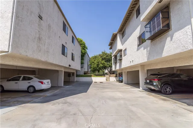 $425,000 | 18433 Hatteras Street, Unit 508, Tarzana, CA 91356
