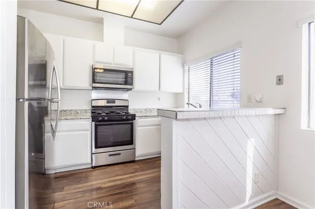 $425,000 | 18433 Hatteras Street, Unit 508, Tarzana, CA 91356