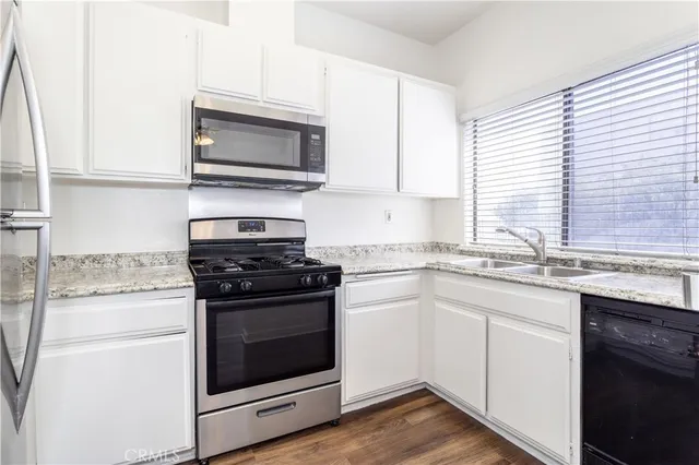 $425,000 | 18433 Hatteras Street, Unit 508, Tarzana, CA 91356