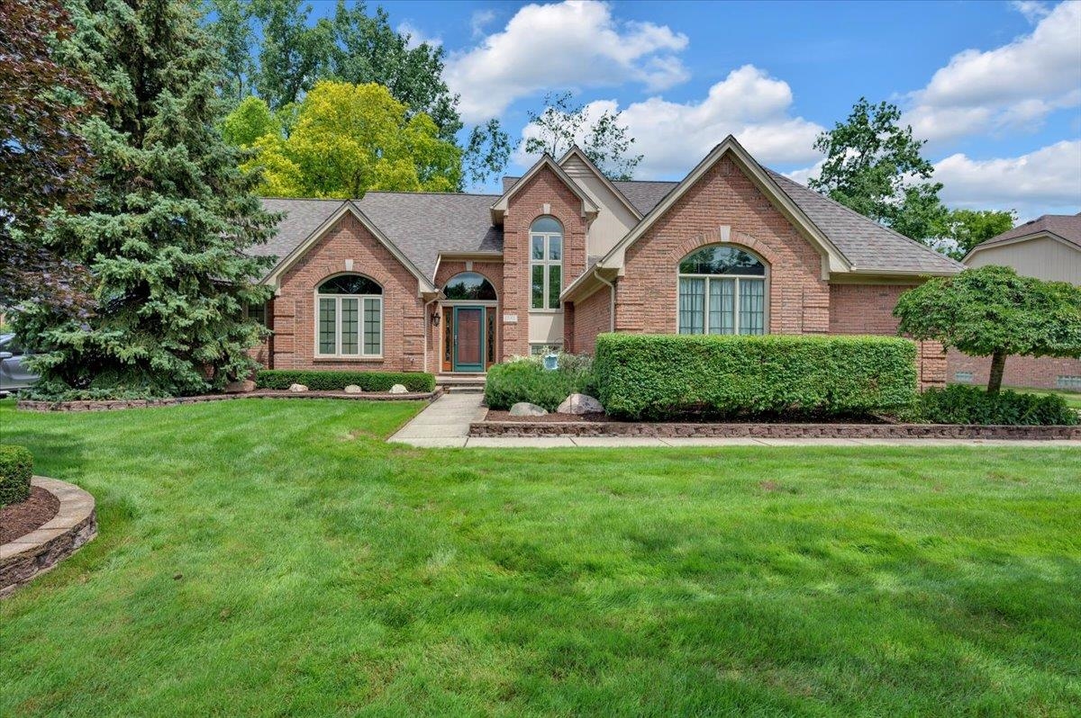 1042 Covington Pl Drive Rochester, MI 48309 - Photo 2 of 40 50114861-1.JPG