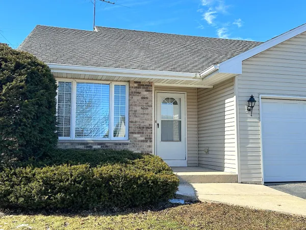 $2,200 | 460 Fox Lane, Walworth, WI 53184