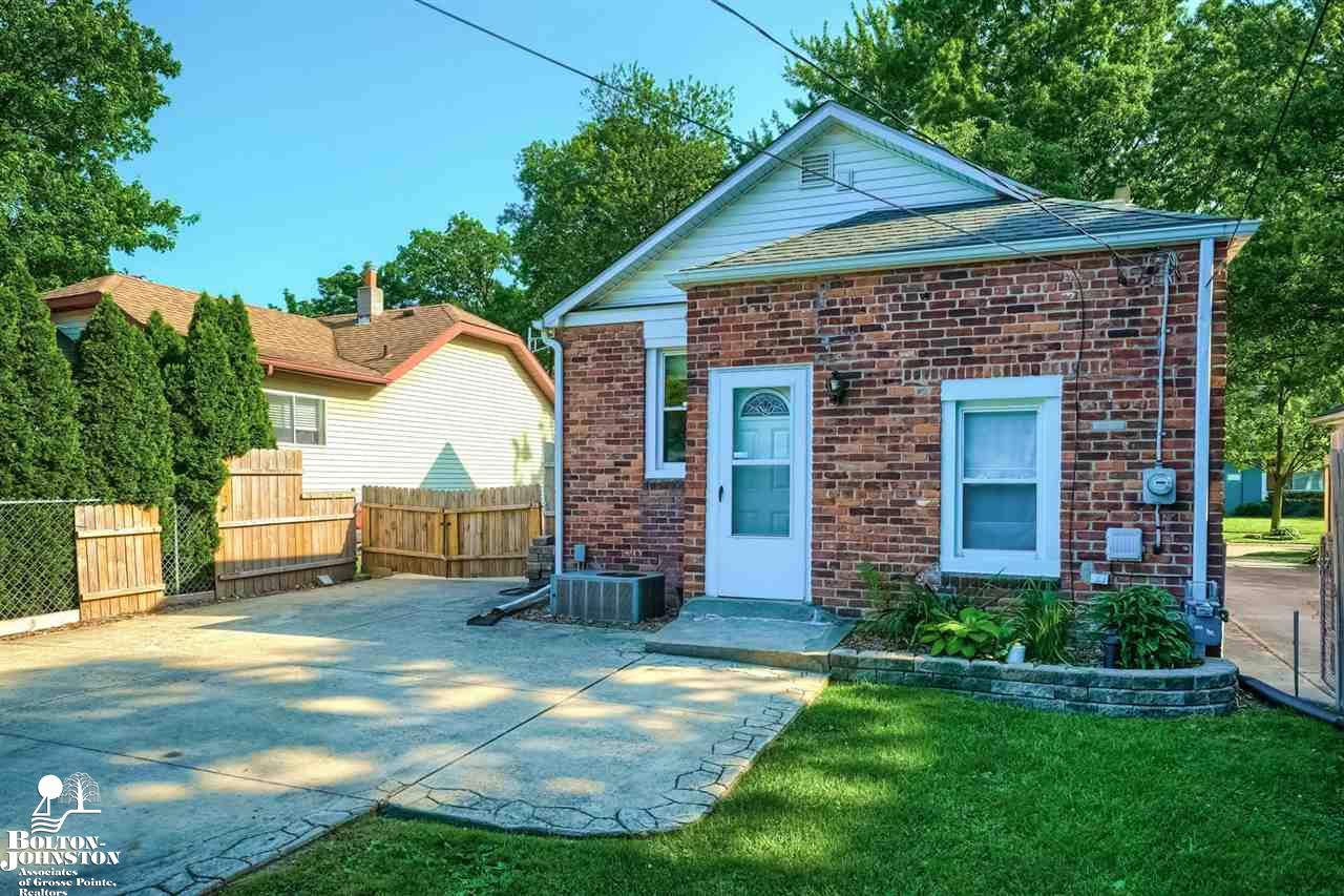 2110 Roslyn Road Grosse Pointe Woods, MI 48236 - Photo 27 of 30