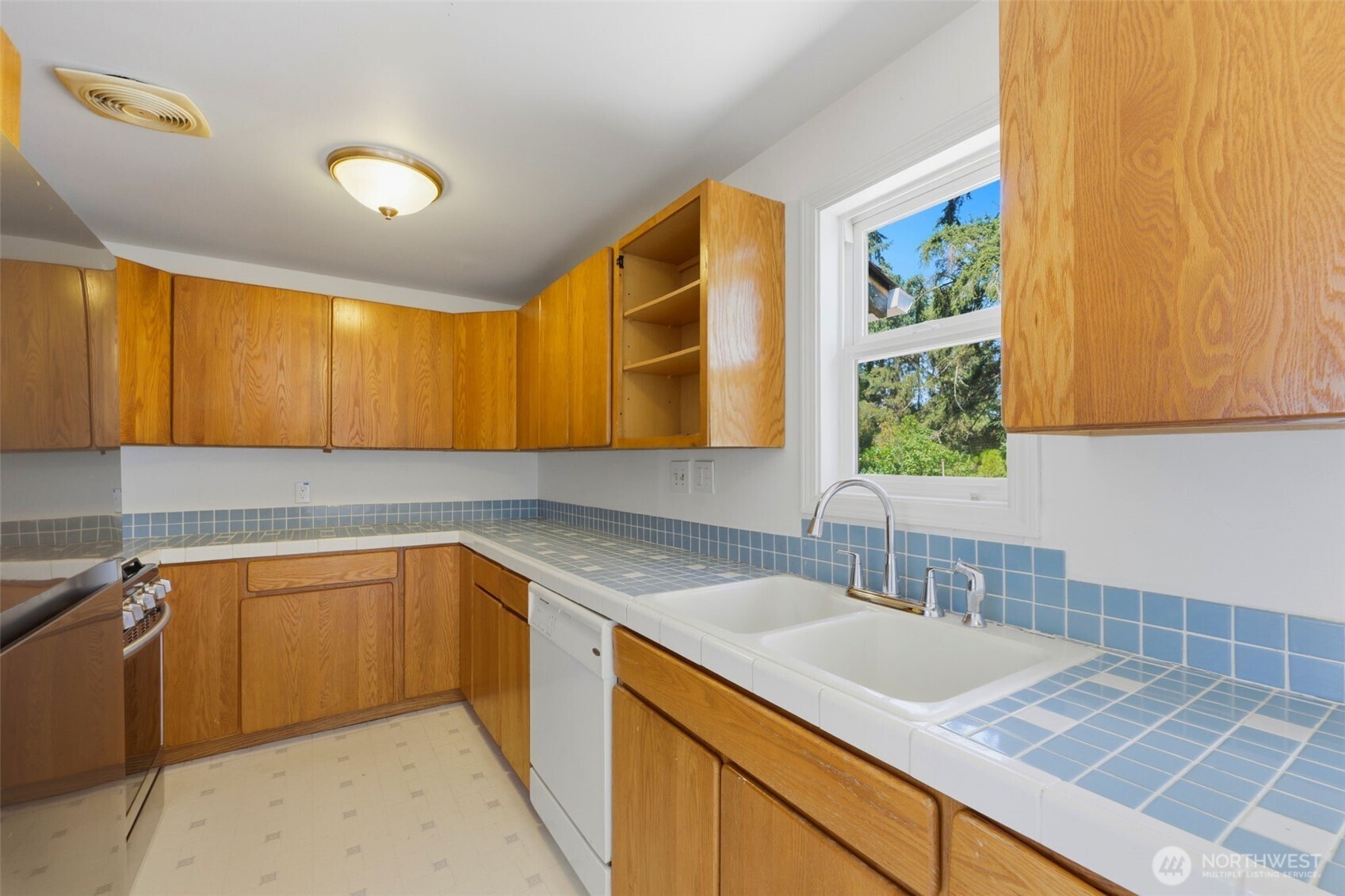 842 Southwest 305th Street Federal Way, WA 98023 - Photo 14 of 35