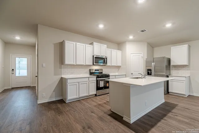 $2,350 | 21063 Gravel Keep, San Antonio, TX 78266