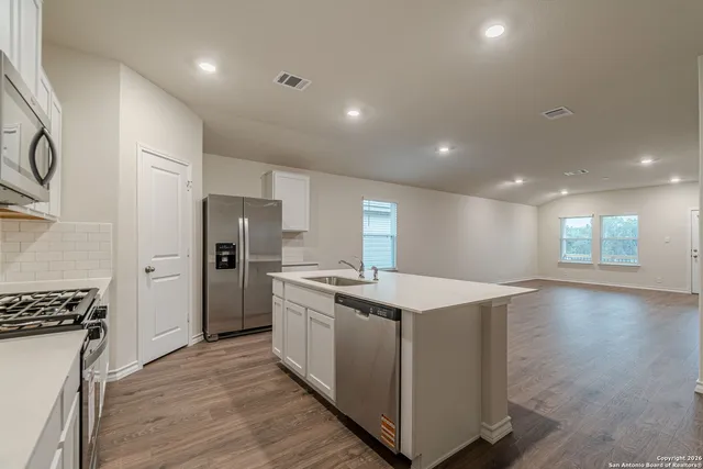 $2,350 | 21063 Gravel Keep, San Antonio, TX 78266