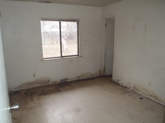 652 Fir Lane Lockhart, TX 78644 - Photo 14 of 26 an empty room with a window