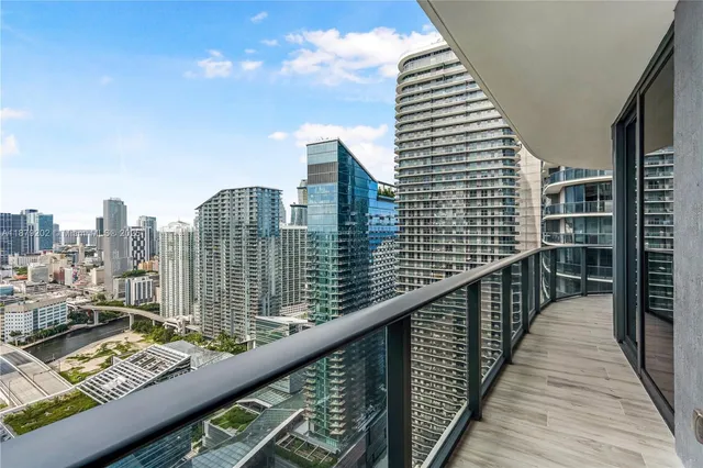 $9,500 | 55 Southwest 9th Street, Unit 4001, Miami, FL 33130