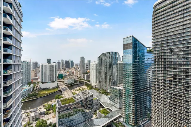 $9,500 | 55 Southwest 9th Street, Unit 4001, Miami, FL 33130