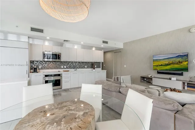 $9,500 | 55 Southwest 9th Street, Unit 4001, Miami, FL 33130