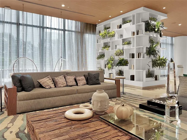 $9,500 | 55 Southwest 9th Street, Unit 4001, Miami, FL 33130