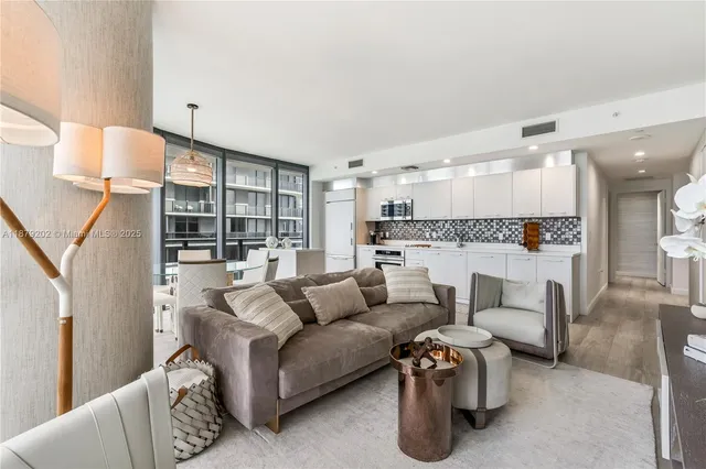 $9,500 | 55 Southwest 9th Street, Unit 4001, Miami, FL 33130